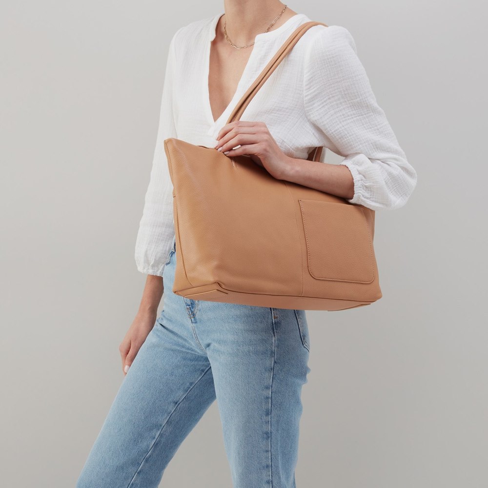 Hobo | Tripp East-West Tote in Pebbled Leather - Sandstorm