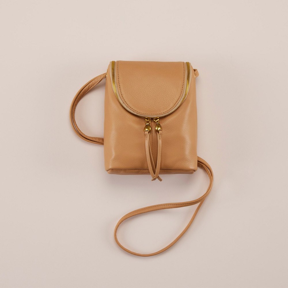 Hobo | Fern Crossbody in Pebbled Leather - Sandstorm