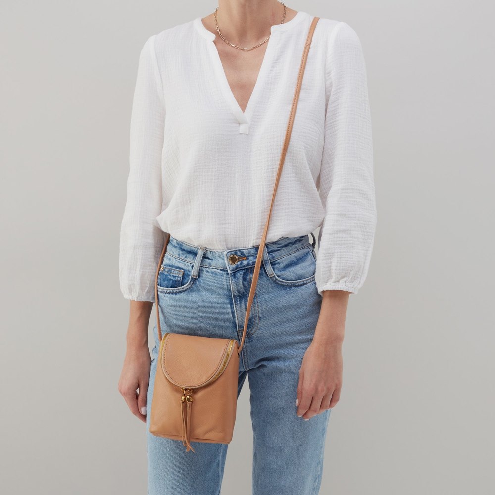 Hobo | Fern Crossbody in Pebbled Leather - Sandstorm