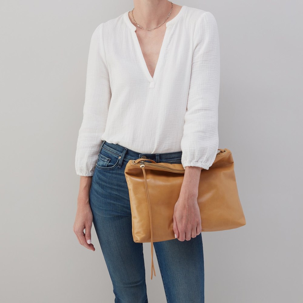 Hobo | Ziggy Crossbody in Polished Leather - Desert