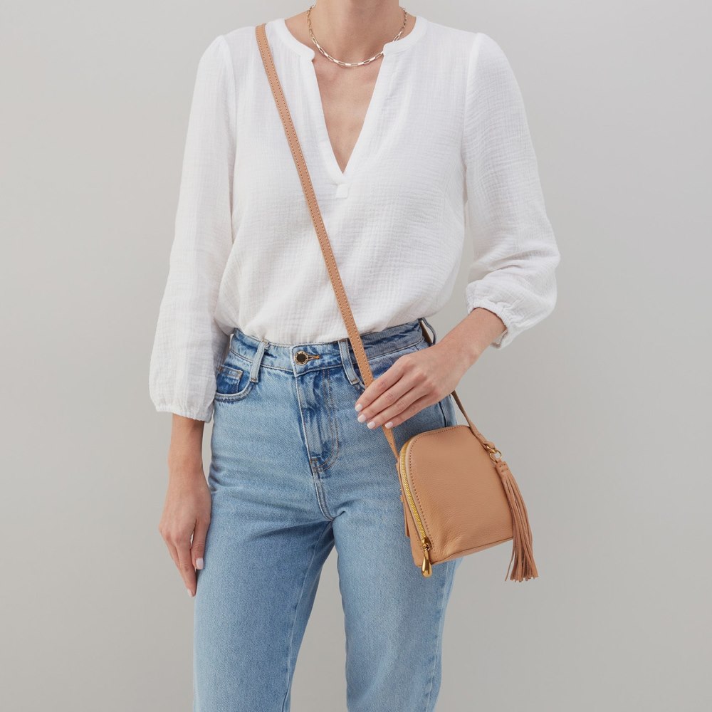 Hobo | Nash Crossbody in Pebbled Leather - Sandstorm