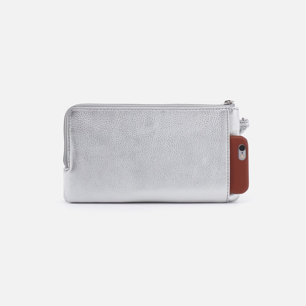 Hobo | Dayton Wristlet in Metallic Leather - Argento