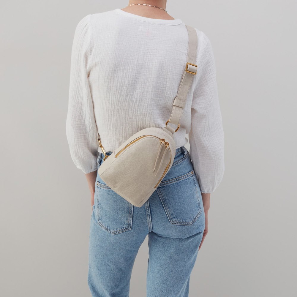 Hobo | Fern Sling in Pebbled Leather - Chalk