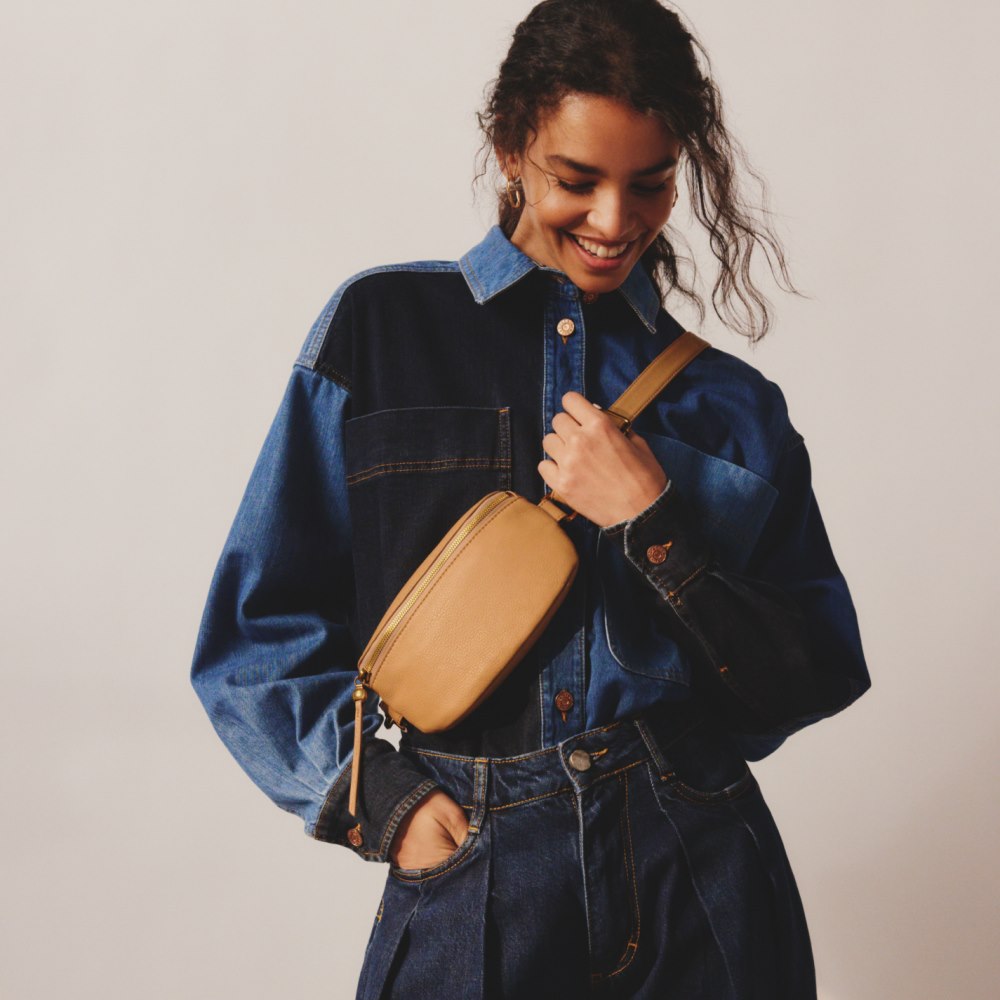 Hobo | Fern Belt Bag in Pebbled Leather - Sandstorm