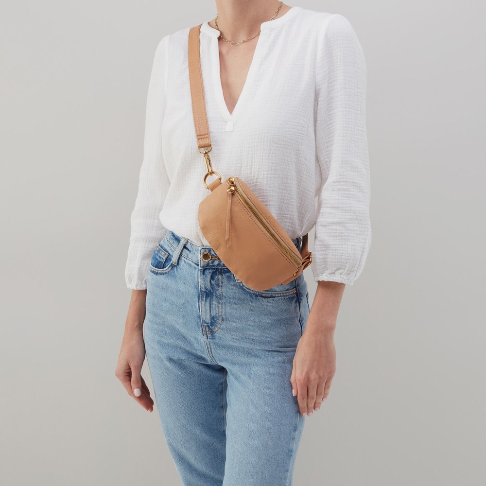 Hobo | Fern Belt Bag in Pebbled Leather - Sandstorm