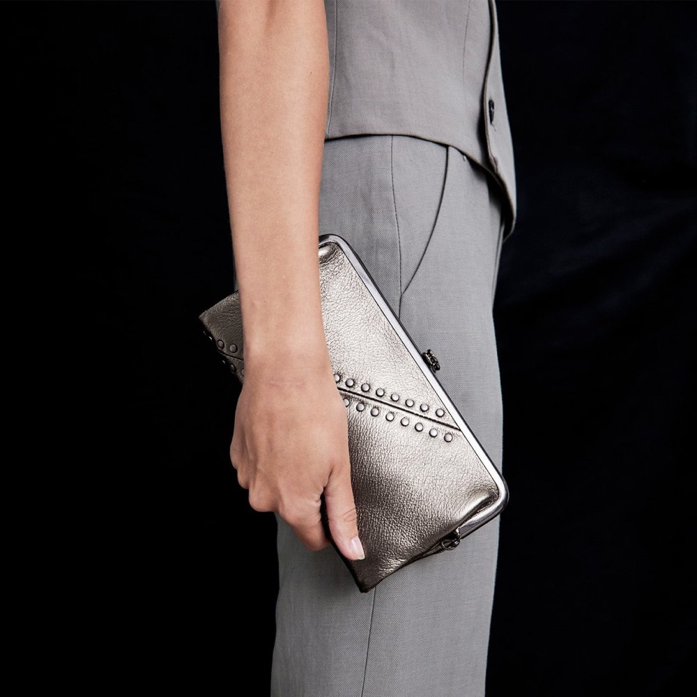 Hobo | Lauren Clutch-Wallet in Pebbled Metallic Leather With Studs - Pewter