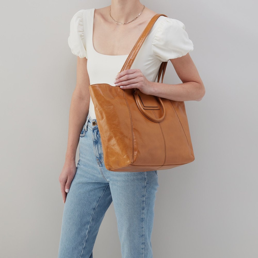 Hobo | Sheila East-West Tote in Polished Leather - Natural