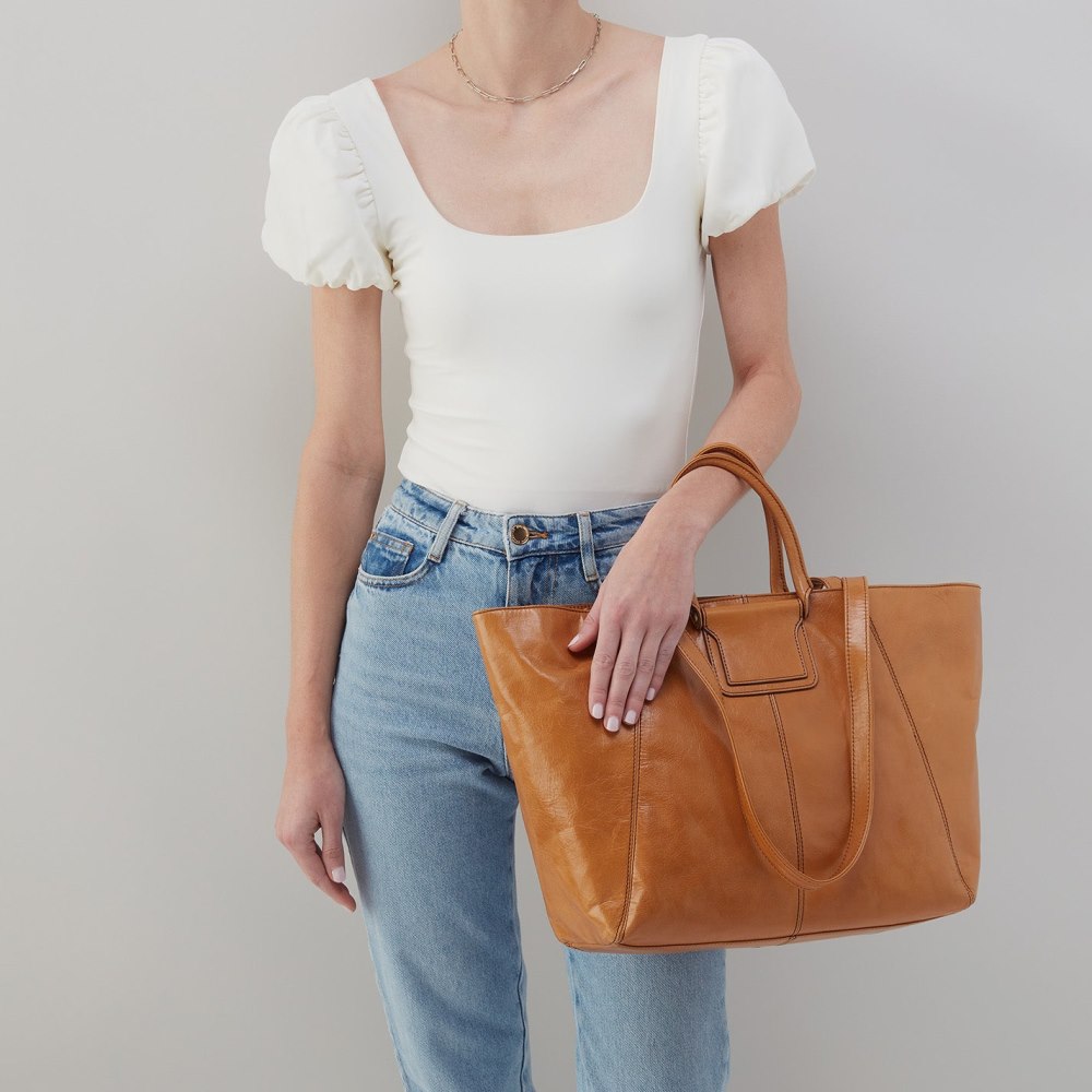 Hobo | Sheila East-West Tote in Polished Leather - Natural