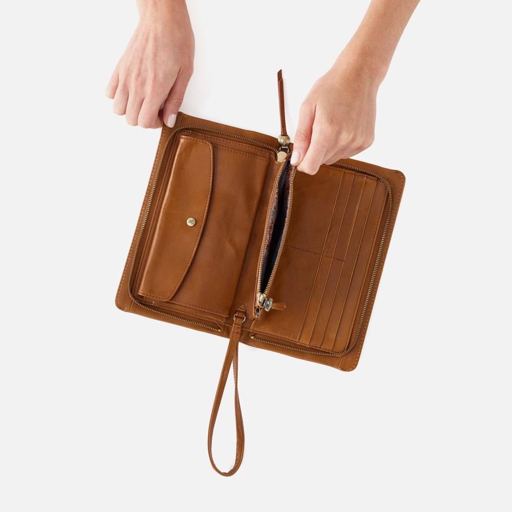 Hobo | Evolve Wristlet in Polished Leather - Truffle