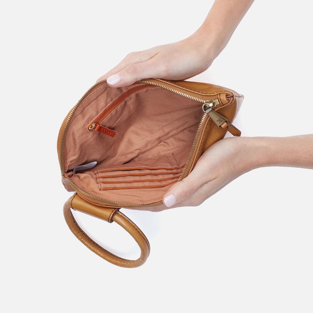 Hobo | Sable Wristlet in Polished Leather - Natural