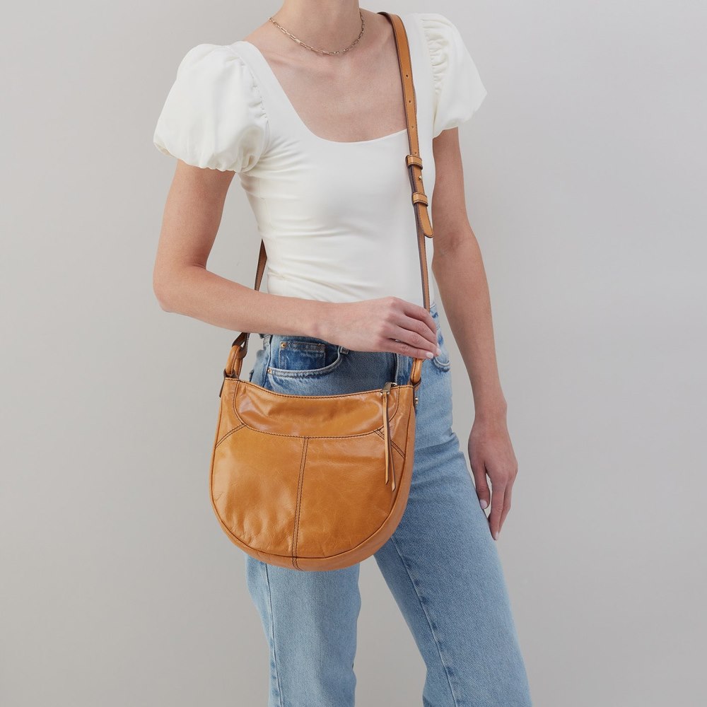 Hobo | Sheila Scoop Crossbody in Polished Leather - Natural