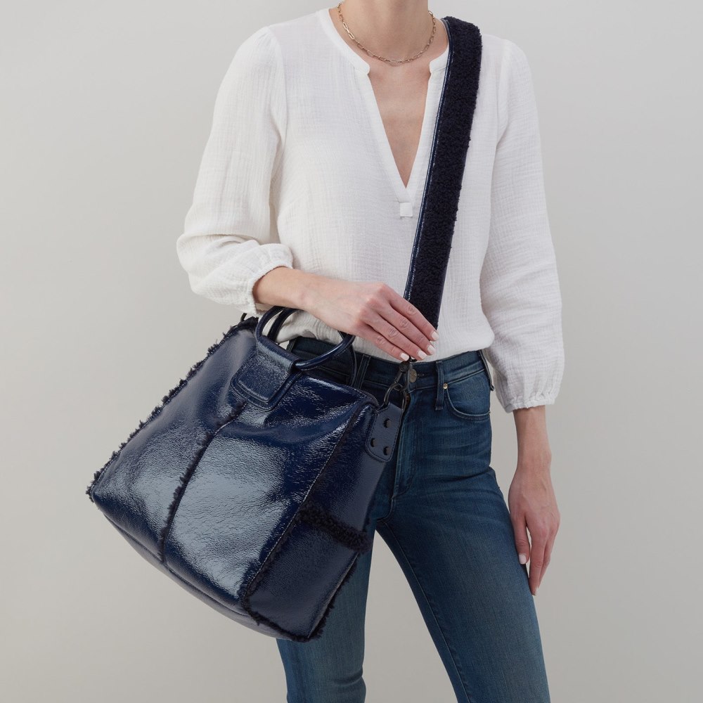 Hobo | Sheila Large Satchel in Pebbled Patent With Faux Shearling - Deep Indigo