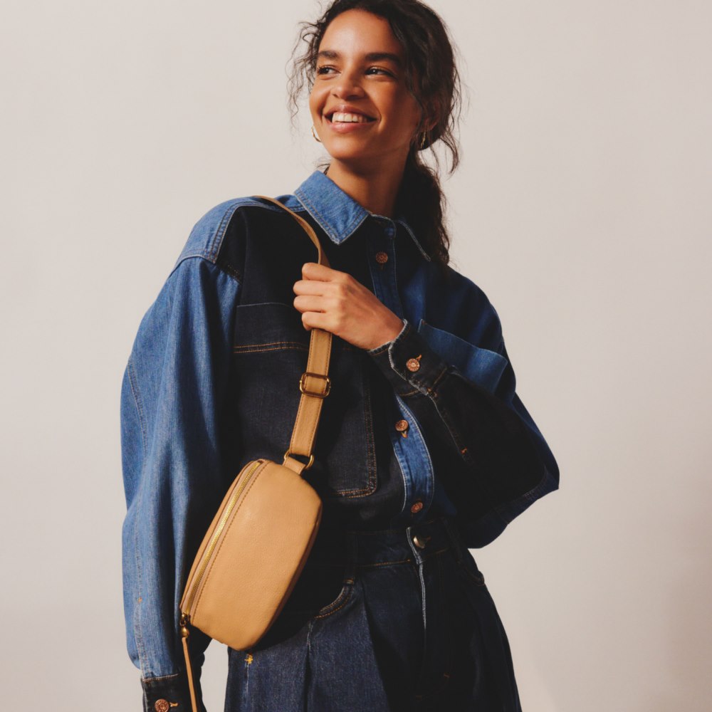 Hobo | Fern Belt Bag in Pebbled Leather - Sandstorm