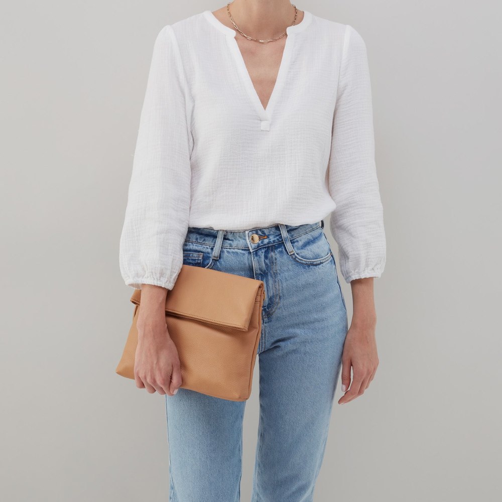 Hobo | Draft Crossbody in Pebbled Leather - Sandstorm